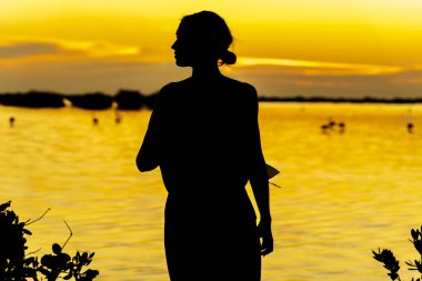 Güzel bir sarışın manken yaz tatilinde Karayip Denizi 'nin tadını çıkarıyor.