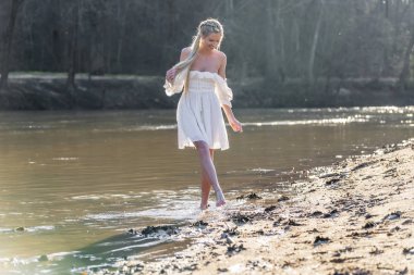 Sarışın bir model, açık havada bahar gününün tadını çıkarıyor. 