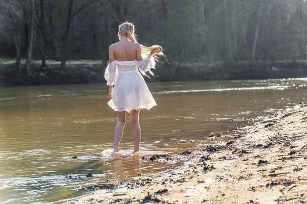 Een Prachtig Blond Model Geniet Van Een Lentedag Buiten — Stockfoto