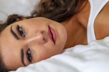 Muhteşem bir esmer model iç çamaşırlarıyla ev ortamında poz veriyor.