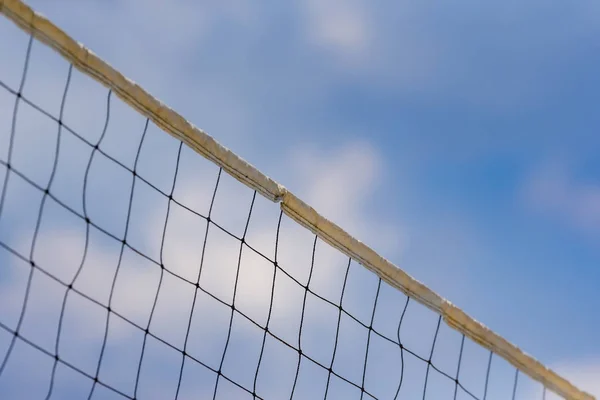 Vistas Genéricas Uma Rede Voleibol Contra Céu Azul — Fotografia de Stock