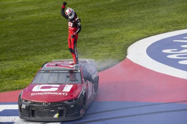Alex Bowman (88), Fontana, Kaliforniya 'daki Auto Club Speedway' de Oto Kulübü 400 'ü kazandı..