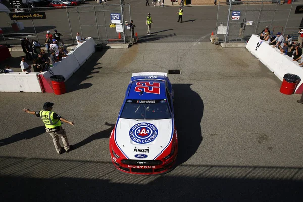 Joey Logano Praktizál Auto Club 400 Ban Auto Club Speedway — Stock Fotó