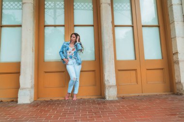 Şehir ortamında poz veren güzel bir esmer model.