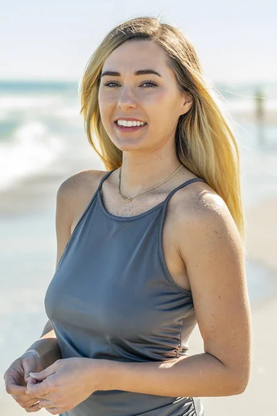 Una Hermosa Joven Rubia Disfruta Día Playa Sola —  Fotos de Stock