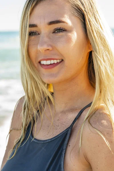 Una Hermosa Joven Rubia Disfruta Día Playa Sola — Foto de Stock