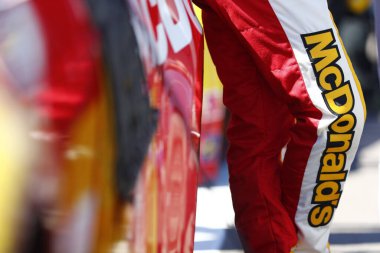 Kyle Larson (42) Avondale, Arizona 'daki Phoenix Hipodromu' ndaki FanShield 500 'e katılmaya hazırlanıyor..