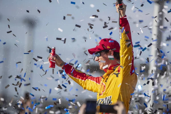 Joey Logano 22岁 在亚利桑那州Avondale的Phoenix Raceway赢得了Fanshield 500 — 图库照片
