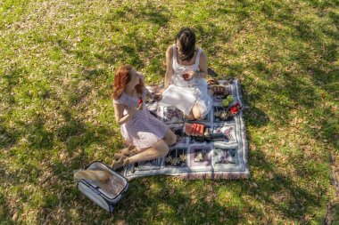 Sonbahar günü piknikte birbirine eşlik eden iki muhteşem manken.