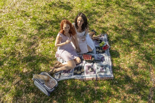 Dos Hermosas Modelos Disfrutando Compañía Los Demás Día Otoño Con — Foto de Stock