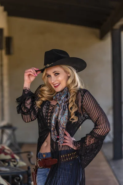 Gorgeous Blonde Model Dressed Cowgirl Enjoying Outdoor Weather — Stock Photo, Image