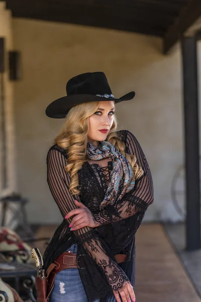 Una Splendida Modella Bionda Vestita Cowgirl Gode Del Tempo All — Foto Stock