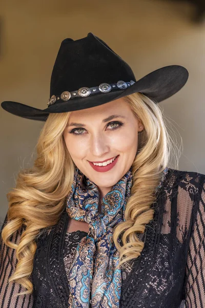 Ein Hinreißendes Blondes Model Das Als Cowgirl Verkleidet Das Outdoor — Stockfoto