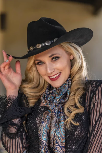 Gorgeous Blonde Model Dressed Cowgirl Enjoying Outdoor Weather — Stock Photo, Image