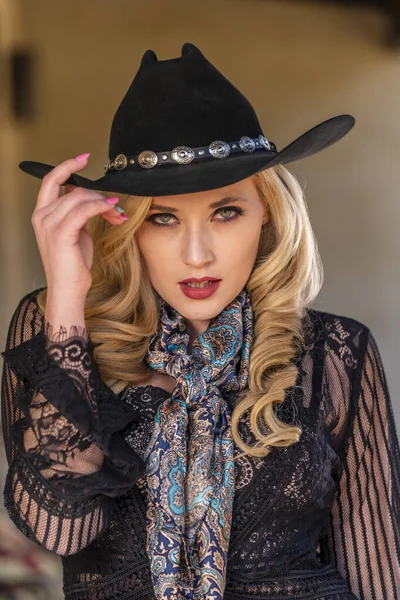 Egy Gyönyörű Szőke Modell Cowgirlnek Öltözve Élvezi Szabadtéri Időjárást — Stock Fotó