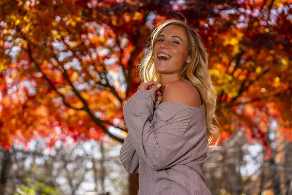 豪華なブロンドモデルが公園で屋外で秋の日を楽しむ — ストック写真