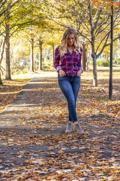 豪華なブロンドモデルが公園で屋外で秋の日を楽しむ — ストック写真