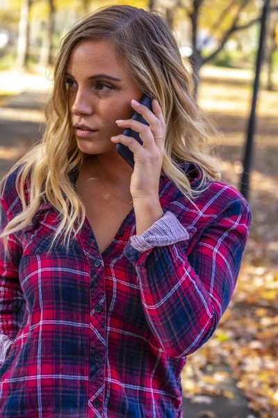 Gorgeous Blonde Model Talks Her Cellphone Autumn Day Outdoors Park — Stock Photo, Image