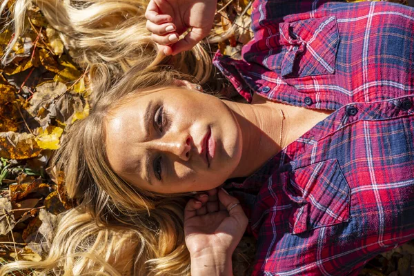 Una Hermosa Modelo Rubia Disfruta Día Otoño Aire Libre Parque —  Fotos de Stock