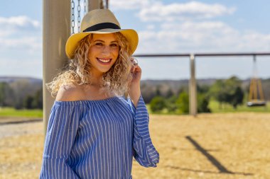 hamile sarışın model açık bir ortamda fotoğraf için poz veriyor