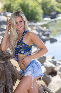 Sarışın bir model Arizona Çölü 'nün tadını çıkarıyor.