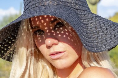 Sarışın bir manken Arizona Çölü 'nde bir yaz gününün tadını çıkarıyor.