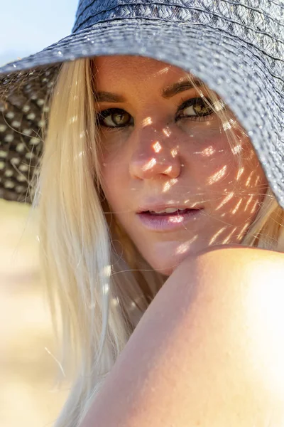 Ein Hinreißendes Junges Blondes Model Genießt Einen Sommertag Der Wüste — Stockfoto