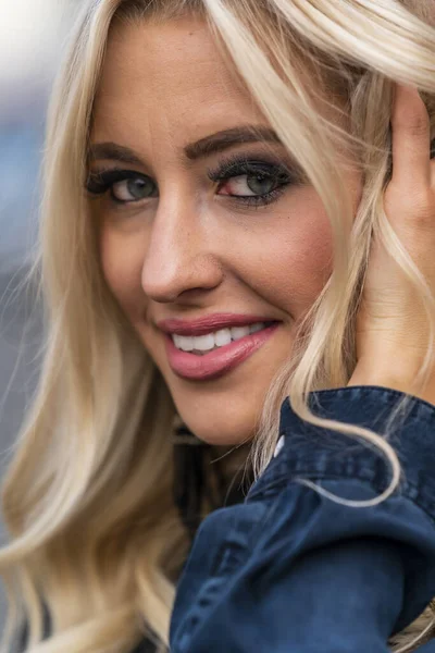 Een Prachtig Blond Model Geniet Van Een Zomerse Dag Buiten — Stockfoto