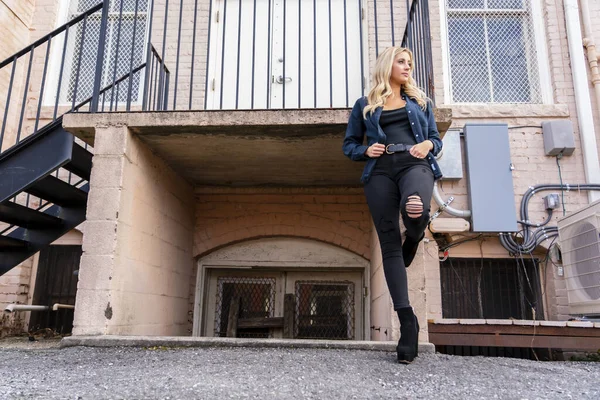 Gorgeous Blonde Model Enjoys Summers Day Outdoors Small Town — Stock Photo, Image