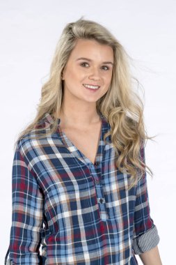 Stüdyo ortamında poz veren muhteşem sarışın bir manken.