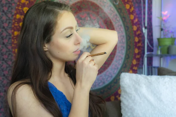 一个漂亮的黑发模特在自家私密的地方吸食大麻 — 图库照片
