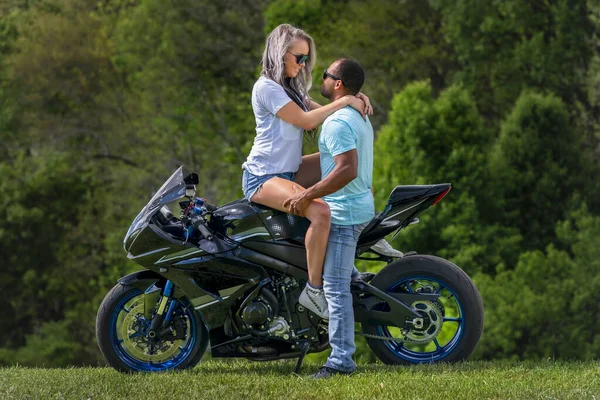 Couple Interracial Profite Une Journée Estivale Moto — Photo