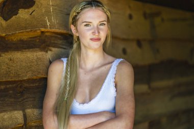 Sarışın bir model, açık havada bahar gününün tadını çıkarıyor. 