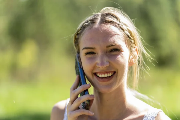 Nádherný Blondýnka Modelka Mluví Svém Mobilu Podzimním Dni Venku Parku — Stock fotografie