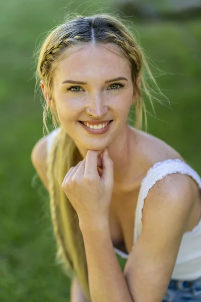 Gorgeous Blonde Model Enjoys Spring Day Outdoors — Stock Photo, Image