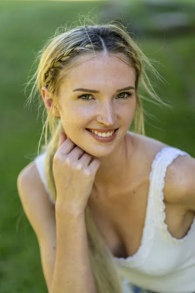 Gorgeous Blonde Model Enjoys Spring Day Outdoors — Stock Photo, Image