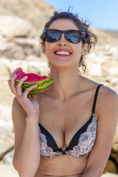 Gorgeous Brunette Bikini Model Enjoying Armelon Beach Sunny Day — стоковое фото