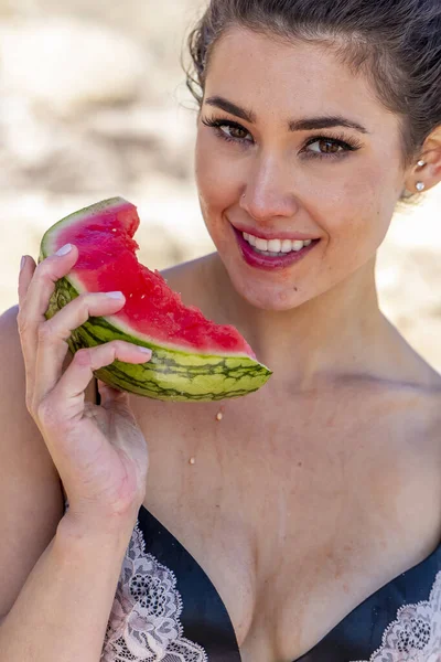 Gorgeous Brunette Bikini Model Enjoying Armelon Beach Sunny Day — стоковое фото