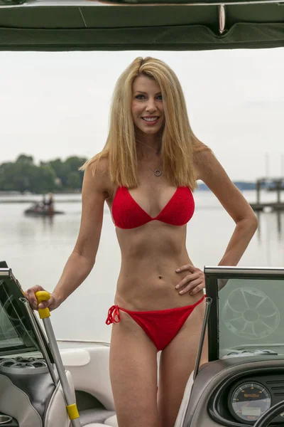 Een Prachtig Bikini Model Genietend Van Een Dag Het Water — Stockfoto
