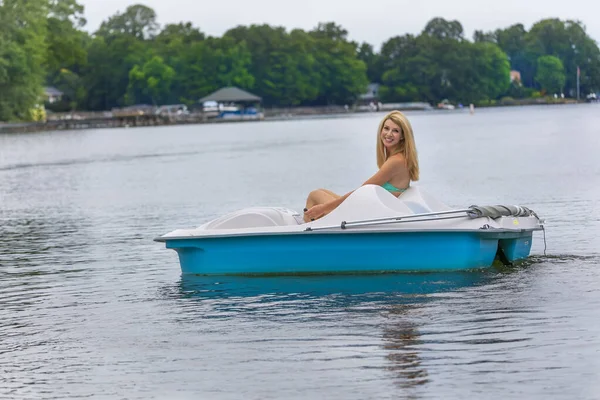 Egy Gyönyörű Bikini Modell Élvezi Napot Vízen — Stock Fotó