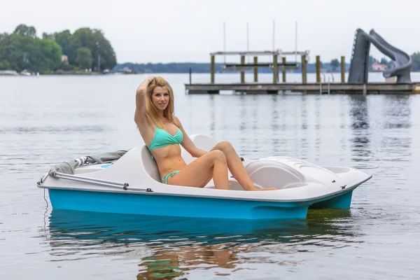 Nádherný Bikini Model Který Užívá Den Vodě — Stock fotografie