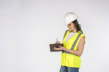 Beyaz bir arka plan karşı poz güzel esmer inşaat işçisi