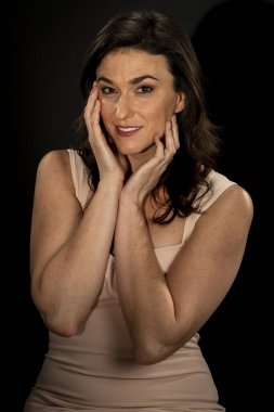 Stüdyo ortamında poz veren muhteşem bir esmer manken.