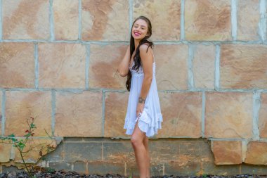 Muhteşem bir esmer model, açık havada bir bahar gününün tadını çıkarıyor. 