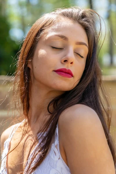 Gorgeous Brunette Model Enjoys Spring Day Outdoors — Stock Photo, Image