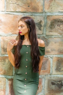 Muhteşem bir esmer model, açık havada bir bahar gününün tadını çıkarıyor. 