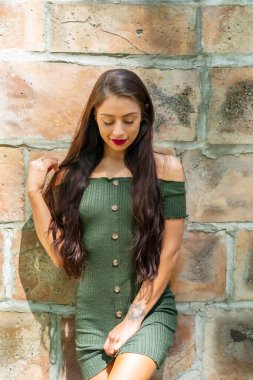 Muhteşem bir esmer model, açık havada bir bahar gününün tadını çıkarıyor. 