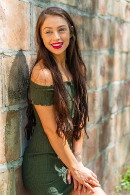 Muhteşem bir esmer model, açık havada bir bahar gününün tadını çıkarıyor. 