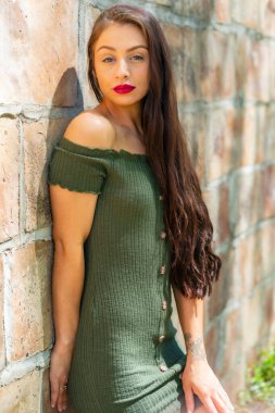 Muhteşem bir esmer model, açık havada bir bahar gününün tadını çıkarıyor. 