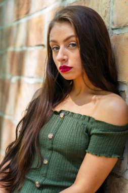 Muhteşem bir esmer model, açık havada bir bahar gününün tadını çıkarıyor. 